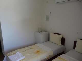 Гостевой дом Guest House Jadran Pol Петровац Двухместный номер с 1 кроватью или 2 отдельными кроватями и балконом-2