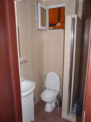 Гостевой дом Guest House Jadran Pol Петровац Двухместный номер с 1 кроватью или 2 отдельными кроватями и балконом-5