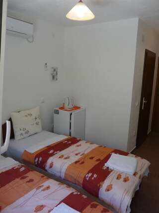 Гостевой дом Guest House Jadran Pol Петровац Двухместный номер с 1 кроватью или 2 отдельными кроватями и балконом-9