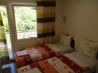 Гостевой дом Guest House Jadran Pol Петровац Двухместный номер с 1 кроватью или 2 отдельными кроватями, вид на горы-1