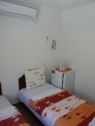 Гостевой дом Guest House Jadran Pol Петровац Двухместный номер с 1 кроватью или 2 отдельными кроватями, вид на горы-3